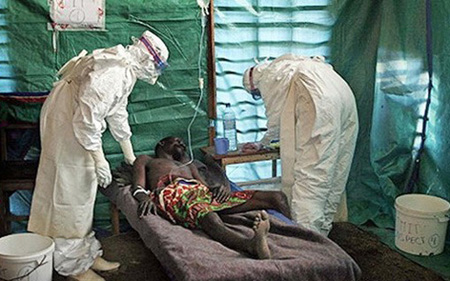 Các nhân viên y tế chăm sóc một bệnh nhân nhiễm Ebola